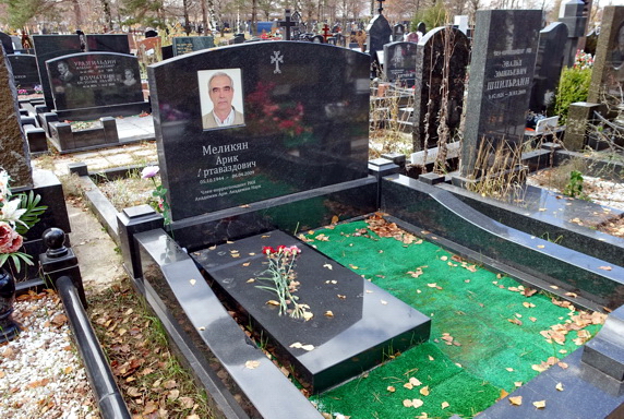 Широкий памятник с надгробной плитой и покрытие искусственным газоном